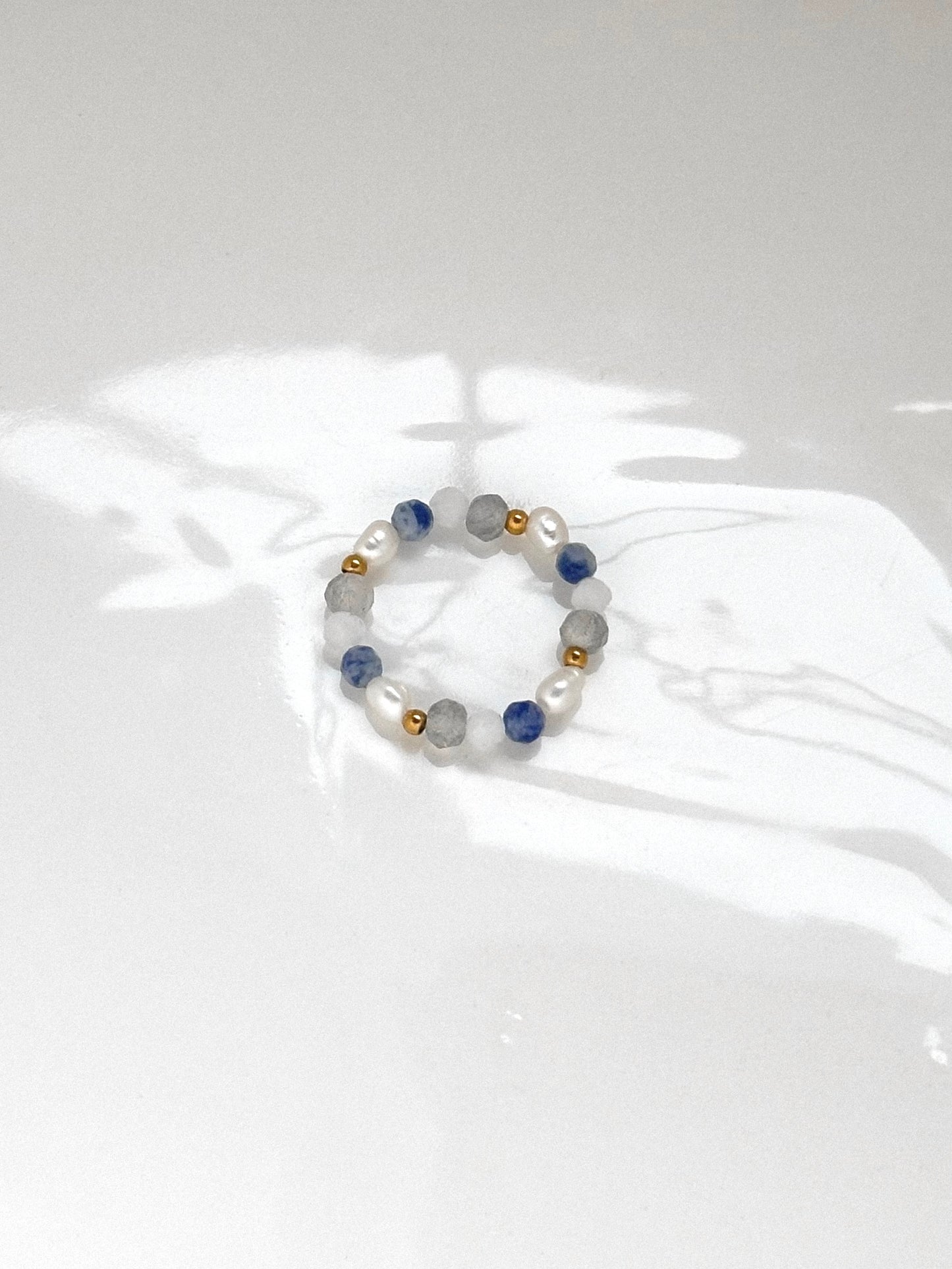 Pierścionek Bleu z sodalitu, kamienia księżycowego, labradorytu i pereł