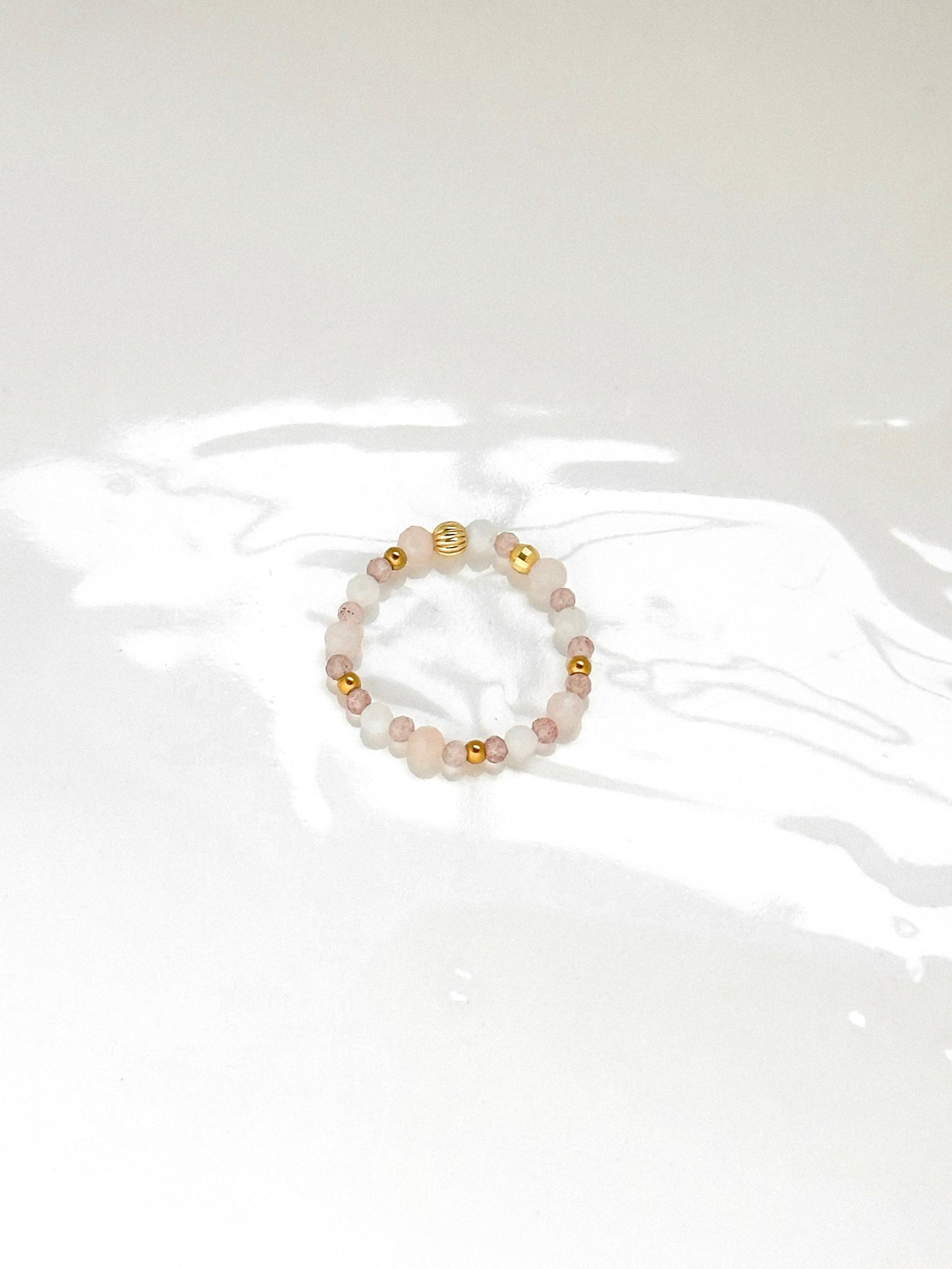 Pierścionek Pouvoir z opalu, kwarcu truskawkowego i kamienia księżycowego