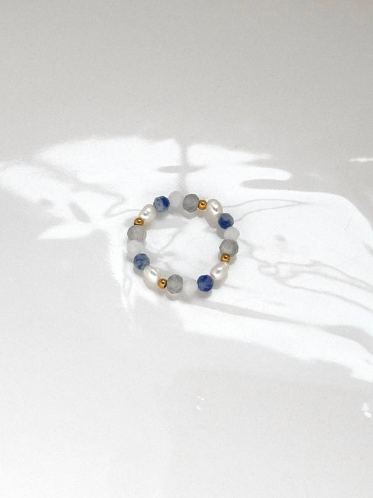 Pierścionek Bleu z sodalitu, kamienia księżycowego, labradorytu i pereł